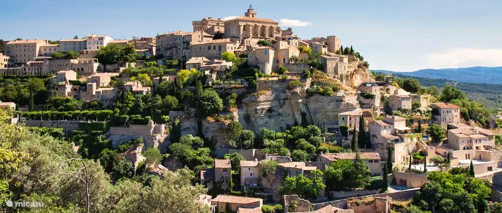 Le luberon avec tous ses beaux villages est juste derrière le coin
