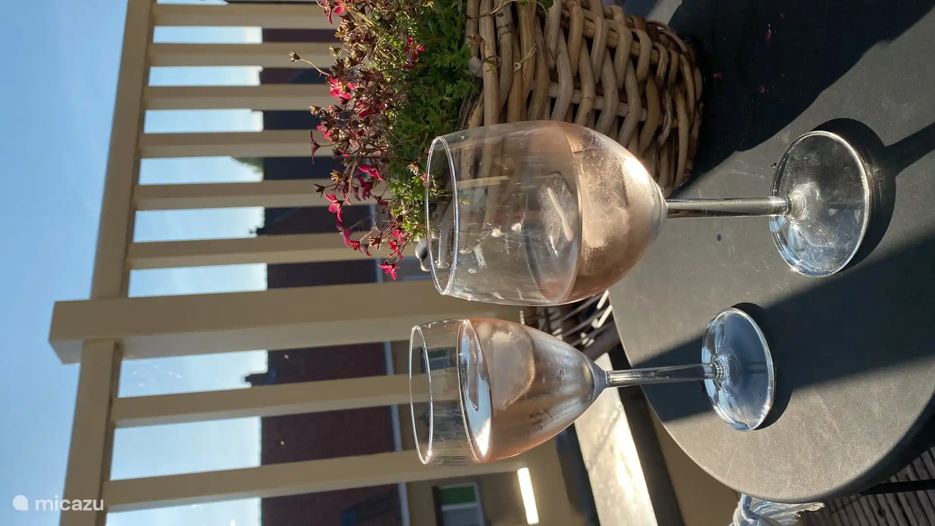 Una preciosa terraza SW donde el sol brilla hasta el atardecer