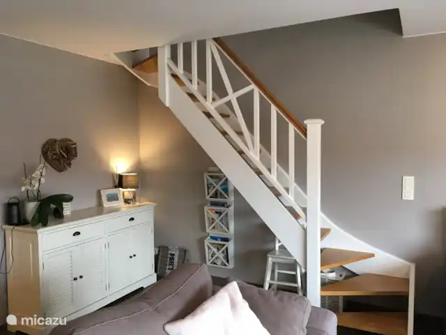 appartement huren in België, Belgische Kust, Nieuwpoort – Residentie Astrid Duplex , trap naar slaapkamer 2 en 3 en badkamer