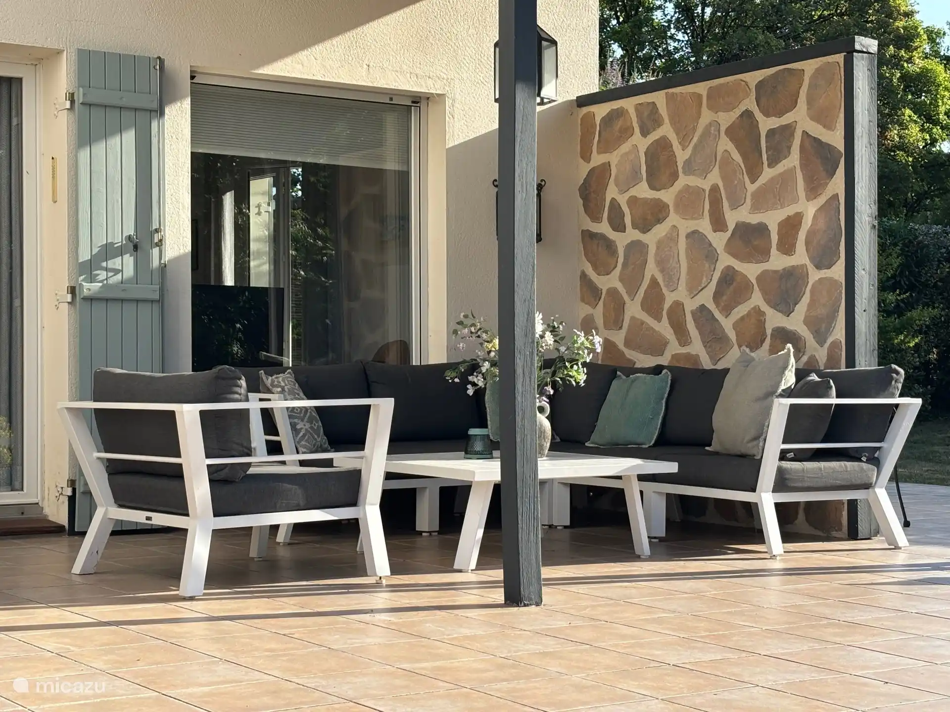 Luxe loungeset onder de veranda