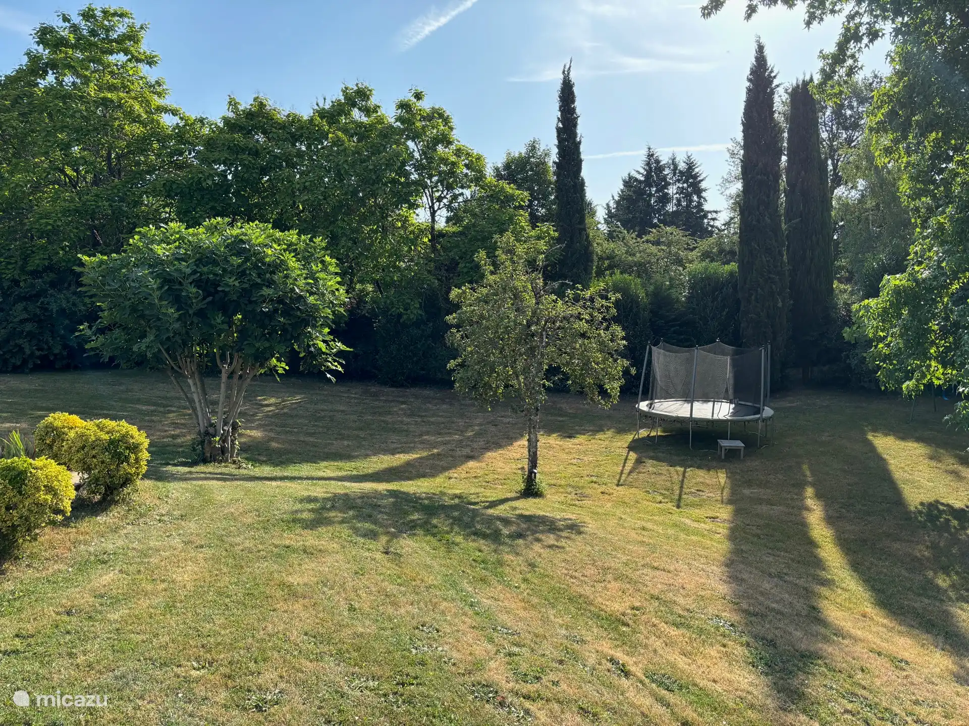 De tuin is uitermate geschikt voor sport en spel. De kinderen (en volwassenen) kunnen helemaal losgaan op de grote trampoline.