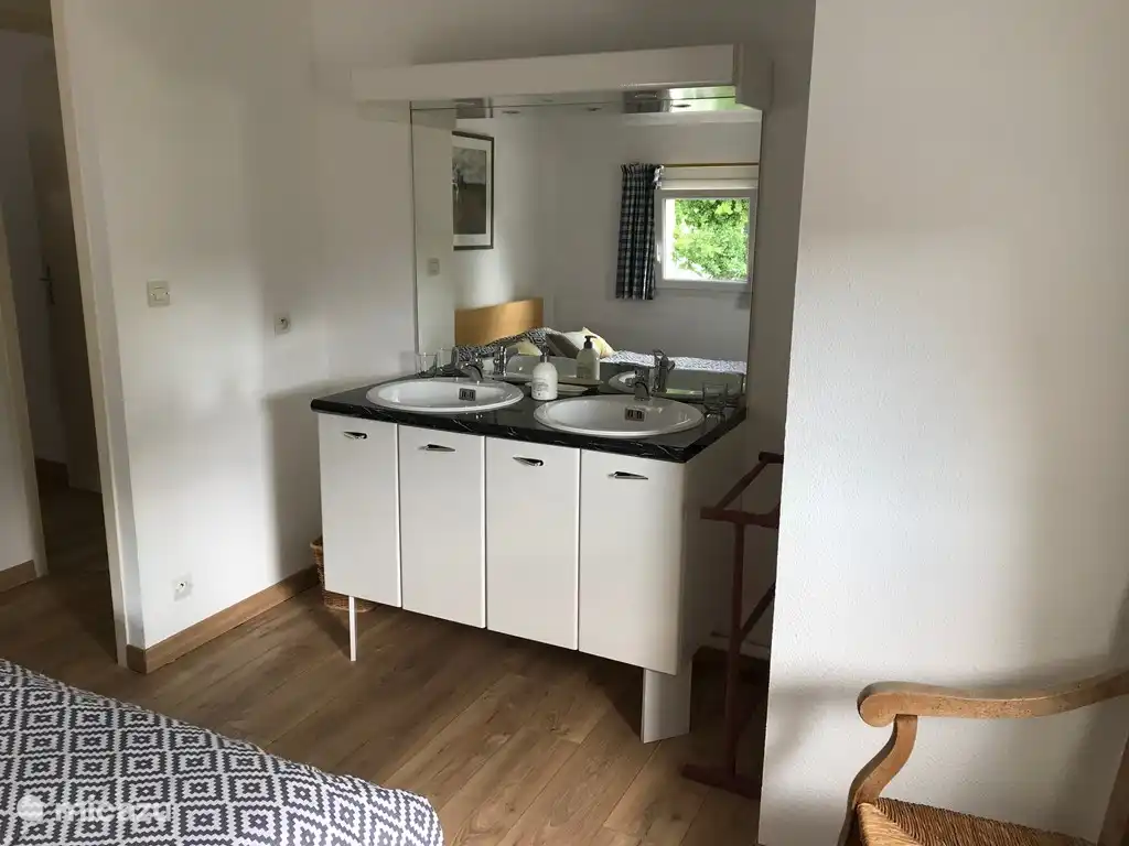 Chambre des maîtres avec lavabo double.