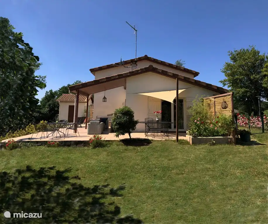 Vue latérale de la Villa 'Village' sous le soleil éclatant de la Dordogne...