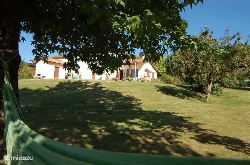 Villa 'Village' vue du hamac dans le jardin.