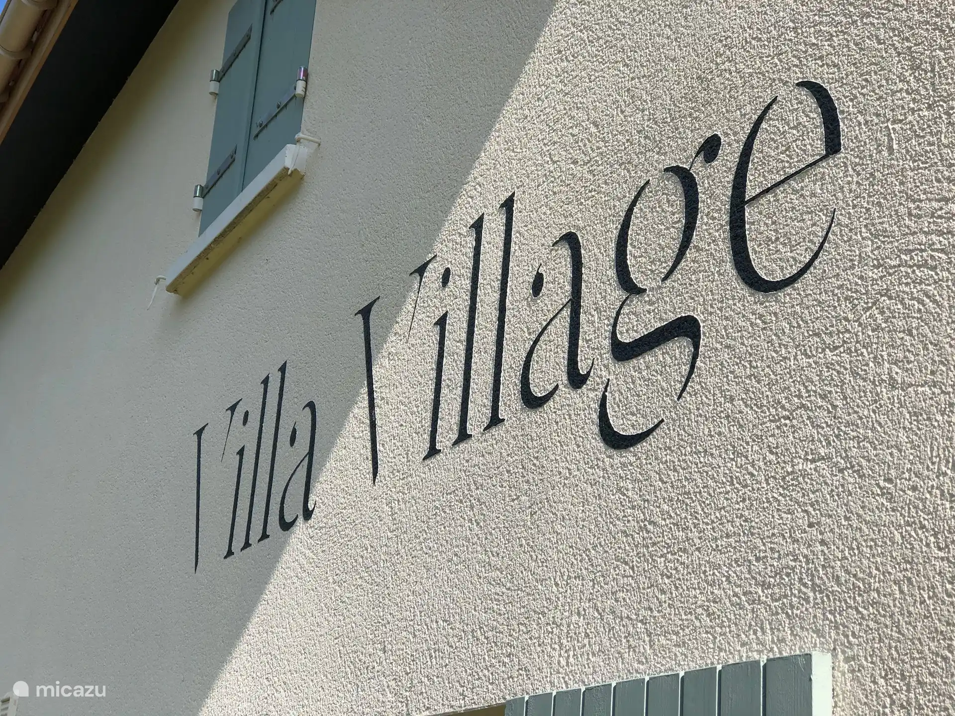 Vue de face de la Villa Village.
