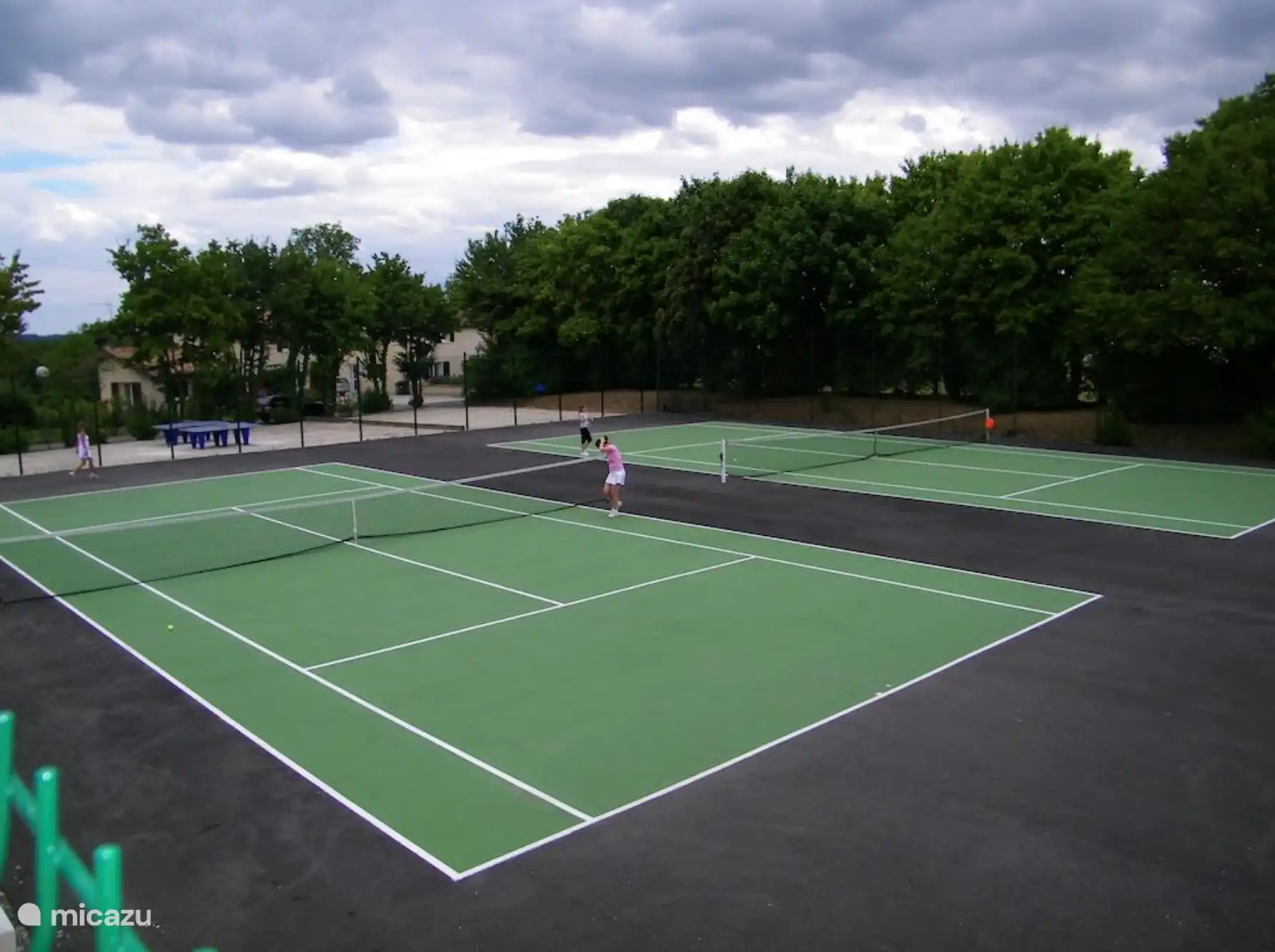 Deux courts de tennis en dur, utilisation gratuite.