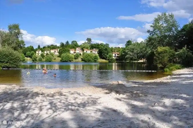 Lac avec plage.