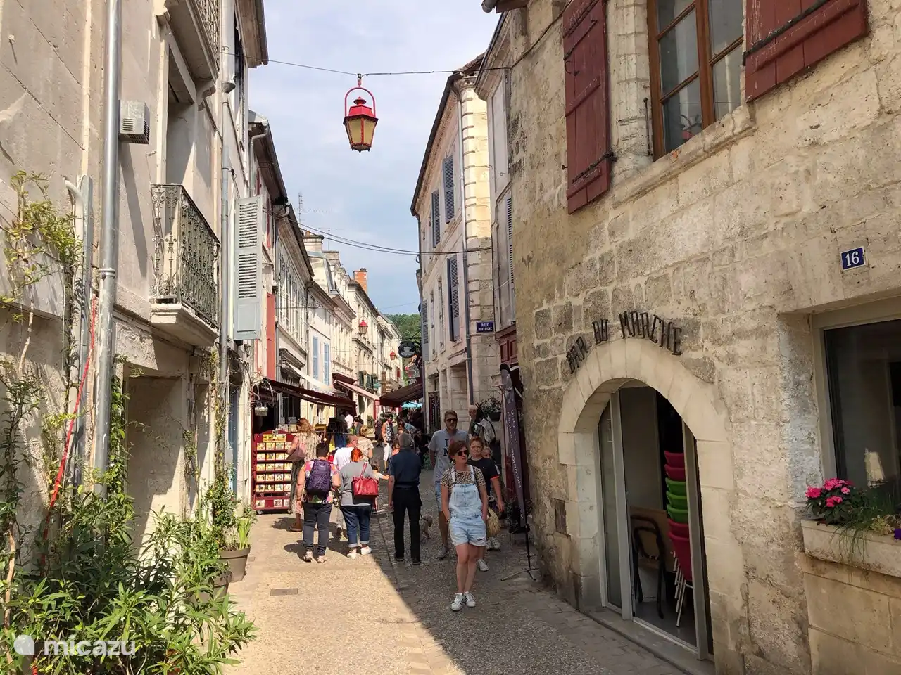 Shopping amusant dans les rues commerçantes pittoresques...