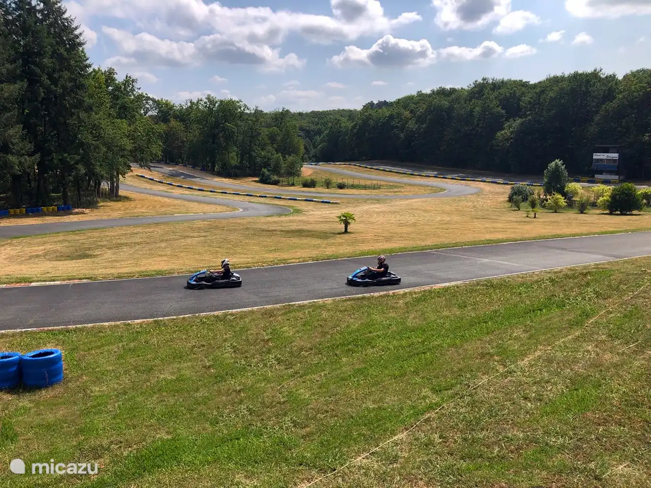 Le spectaculaire circuit de karting de Teyjat se trouve à 20 minutes de route de la Villa 'Village'. Voici des circuits pour tous les groupes d'âge à partir de 6 ans. Le grand circuit fait plus de 1 100 mètres de long et il y a des karts pour chaque tranche d'âge.