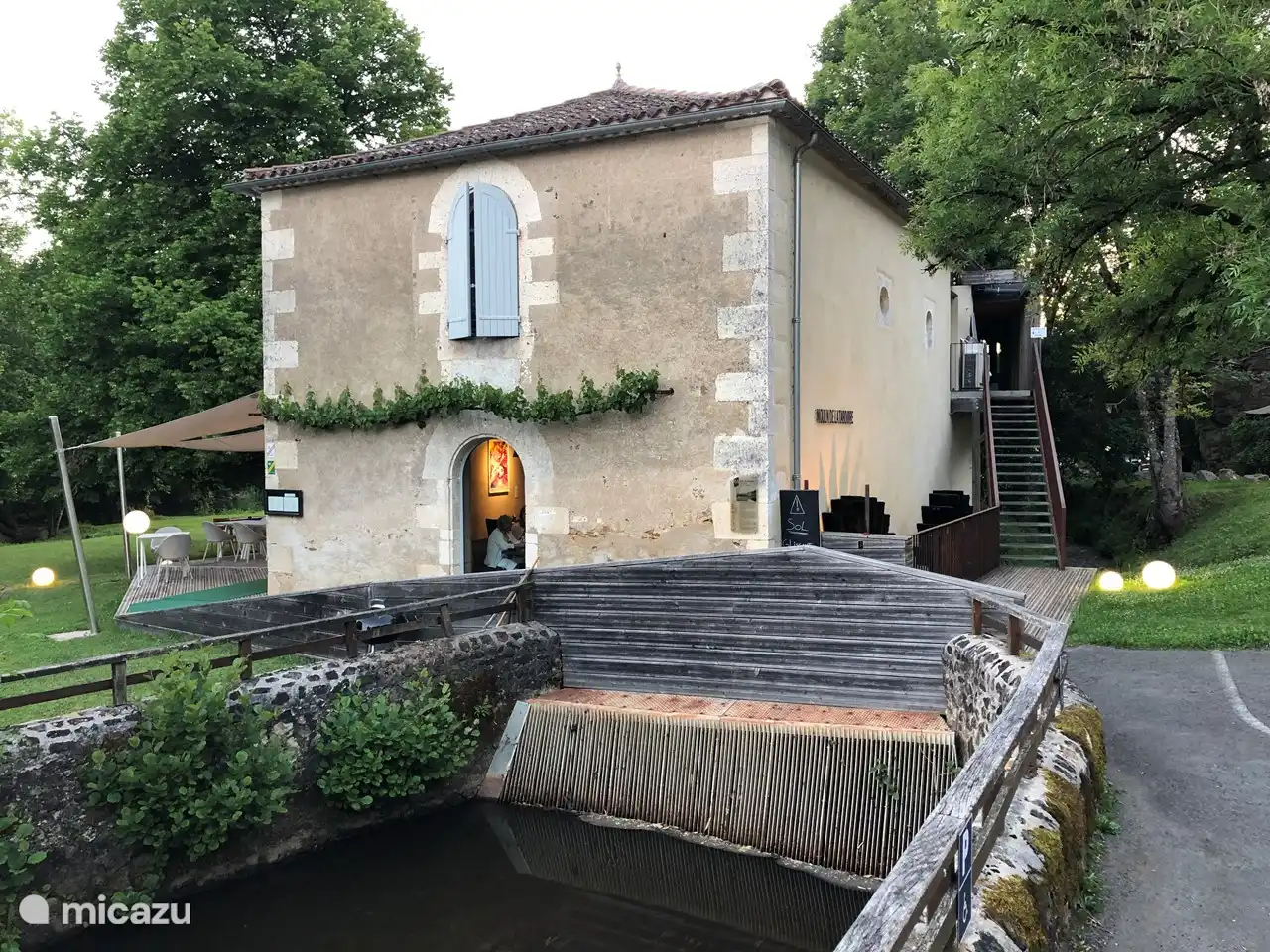 À deux pas de la Villa 'Village', vous pourrez déguster des délices culinaires dans un lieu unique. Recommandé!