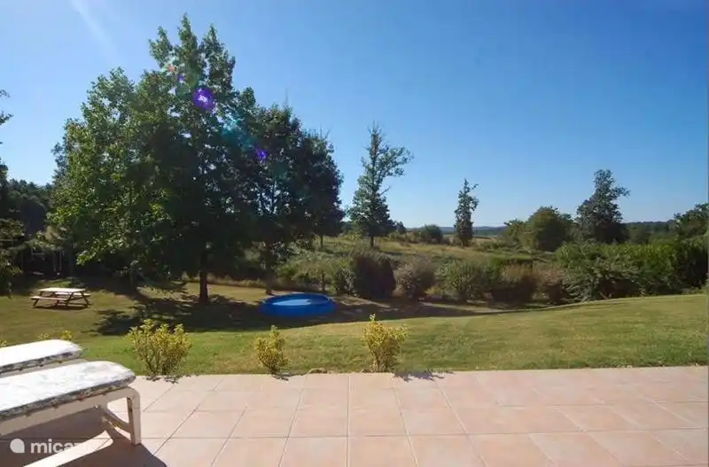 Vue dégagée sur les collines de la Dordogne.