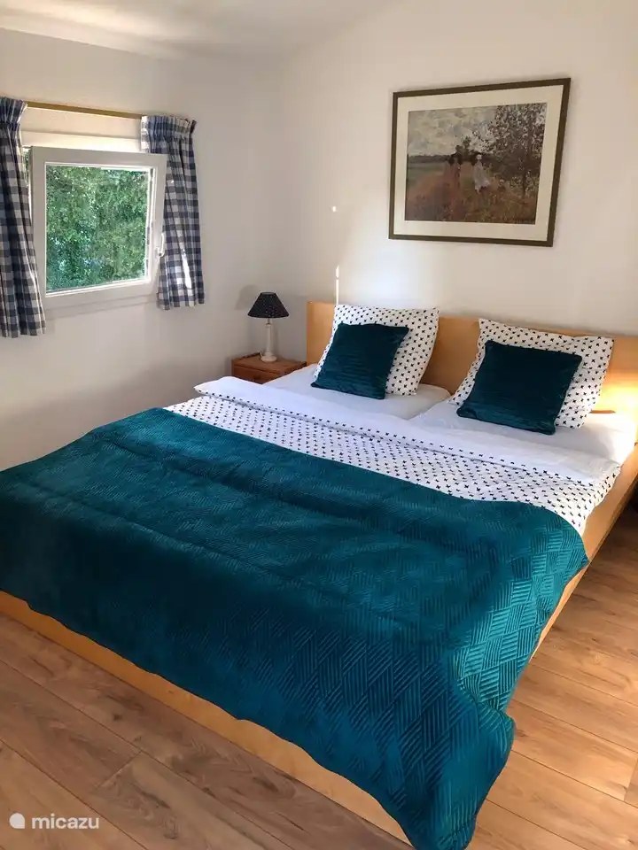 Chambre principale avec lit double et double vasque.