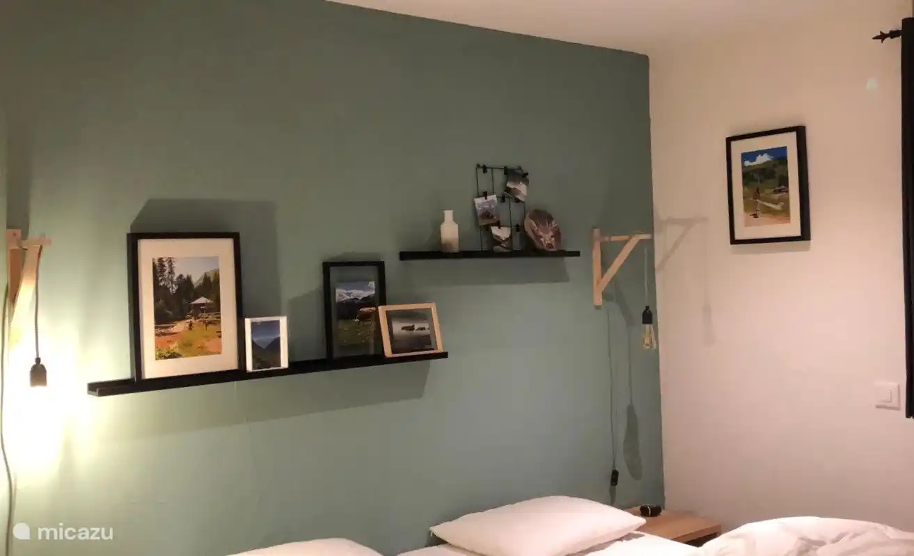 The middle bedroom with 2 single beds next to each other