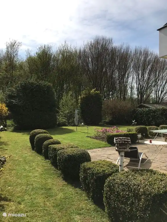 Garten mit Sitzecke und Picknicktisch