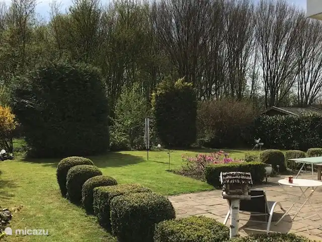 Location de Vacances Pays-Bas, Flevoland, Zeewolde, villa - The Dutch Green View Villa jardin avec coin salon et table de pique-nique