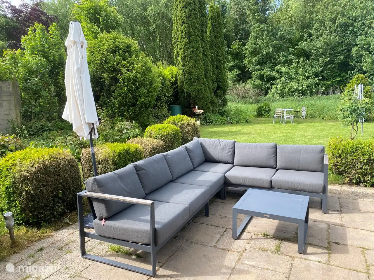 schöne Lounge im hinteren Garten