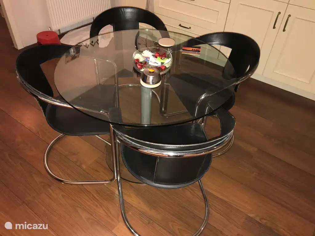 Esstisch mit 4 Stühlen in der Wohnküche