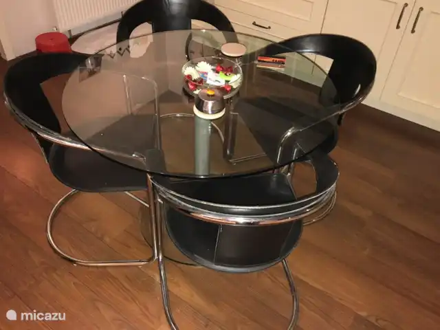 Location de Vacances Pays-Bas, Flevoland, Zeewolde, villa - The Dutch Green View Villa table à manger avec 4 chaises dans la cuisine/salle à manger