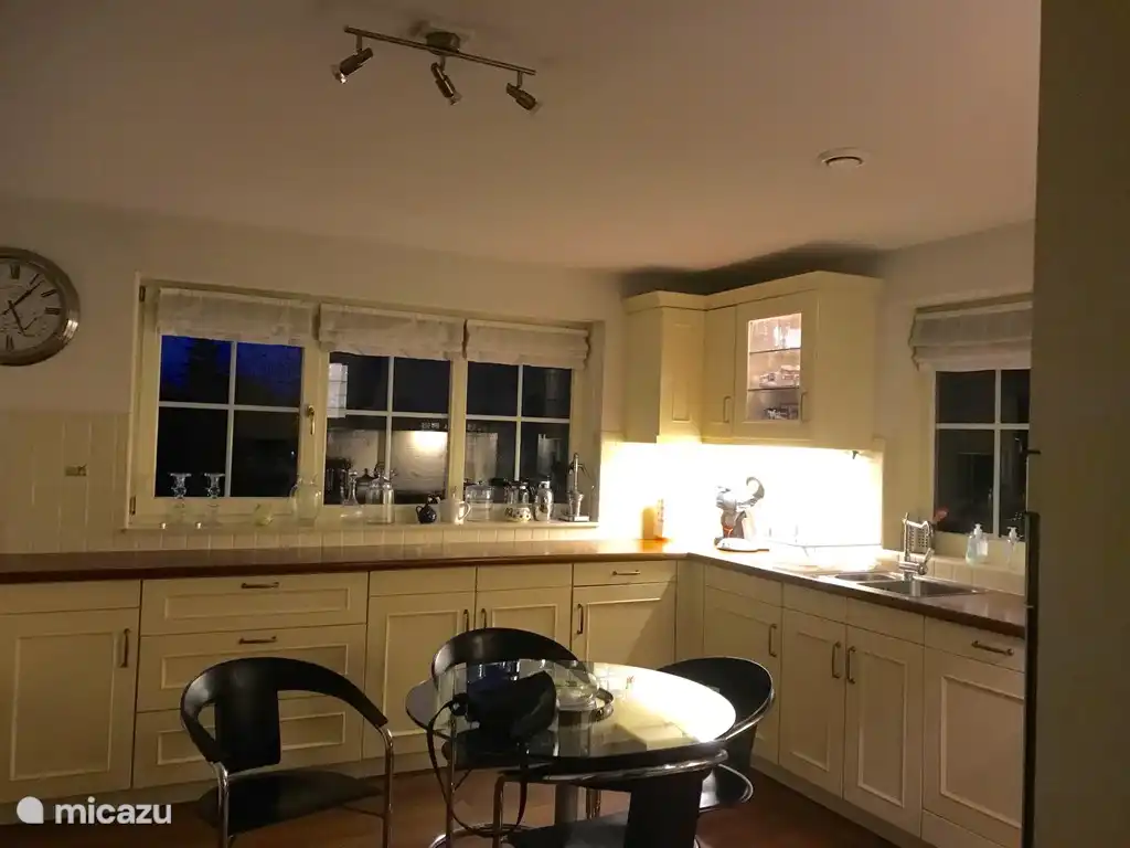 Küche mit Essbereich