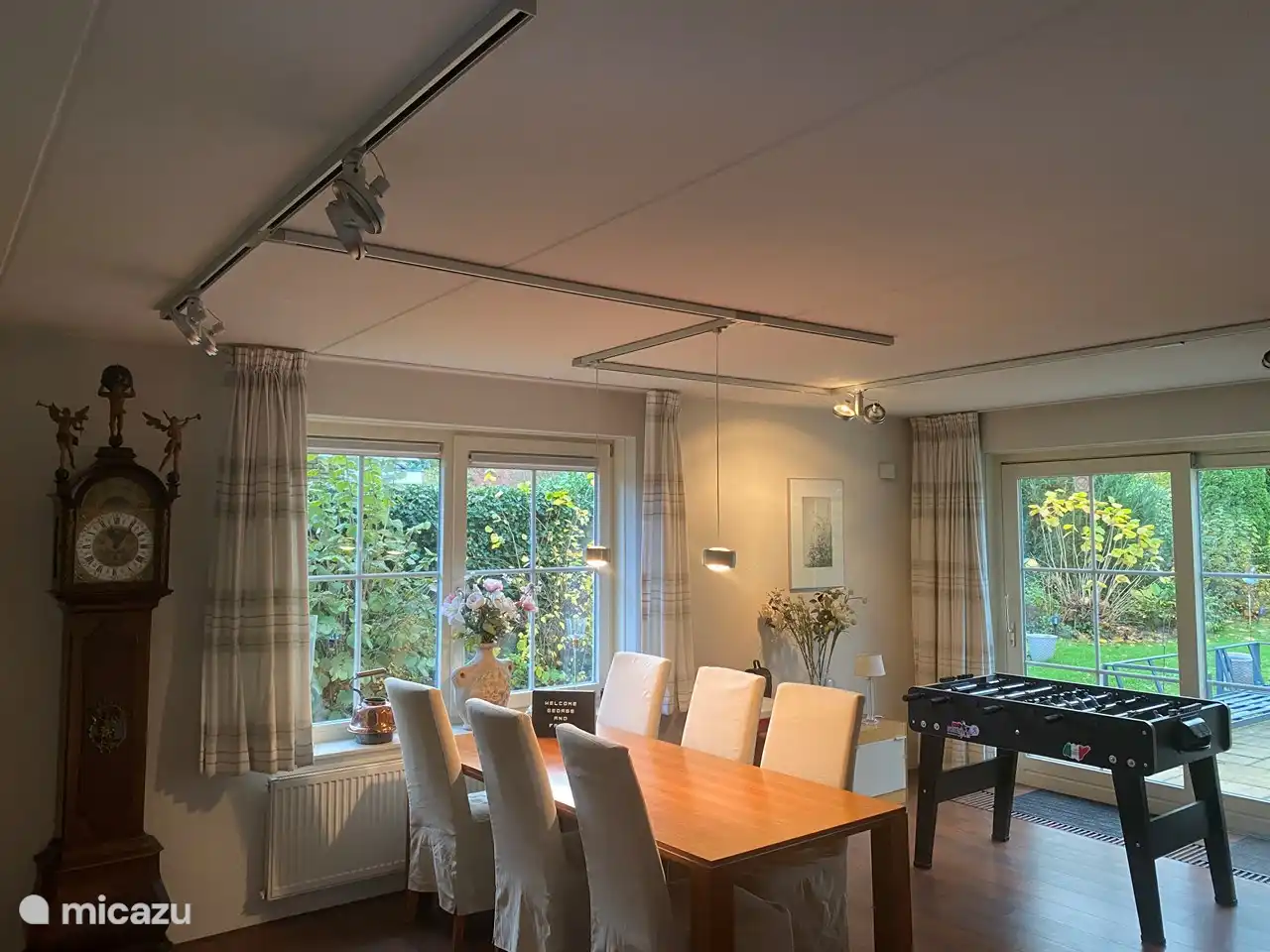 Esstisch mit 6 Stühlen im Wohnzimmer