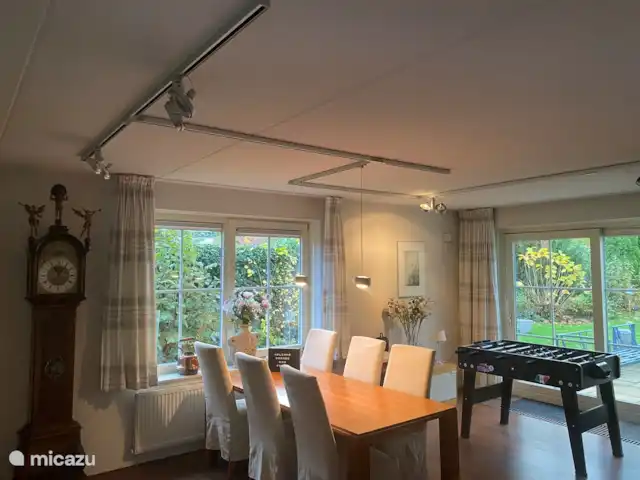 Location de Vacances Pays-Bas, Flevoland, Zeewolde, villa - The Dutch Green View Villa table à manger avec 6 chaises dans le salon