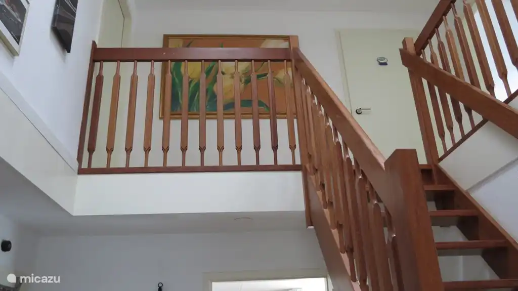 Vom Flur zum geräumigen Landung der Treppe führt durch