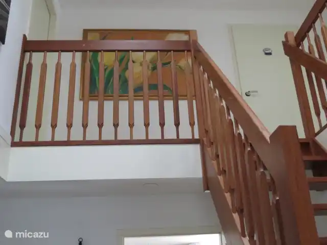 Location de Vacances Pays-Bas, Flevoland, Zeewolde, villa - The Dutch Green View Villa depuis le hall, vous atteignez le palier spacieux par les escaliers