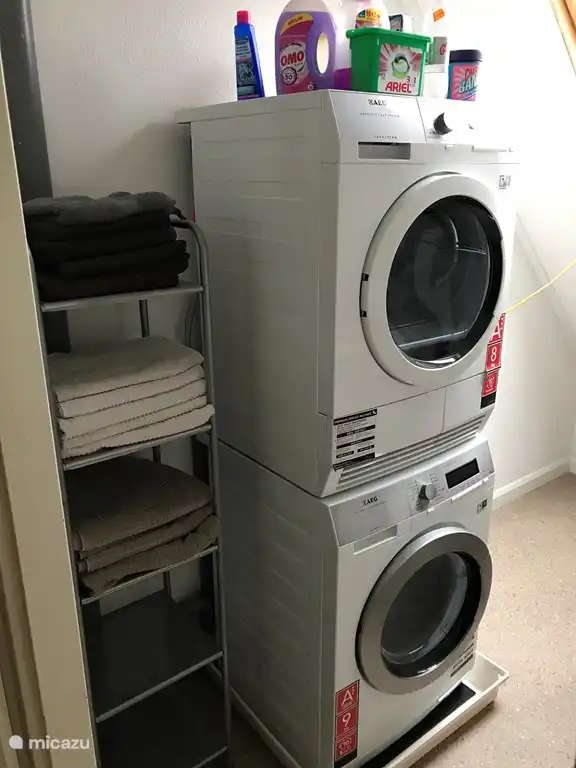 Waschmaschine und Trockner 9kg. Hier stehen Ihnen auch ein Bügelbrett und ein Bügeleisen zur Verfügung