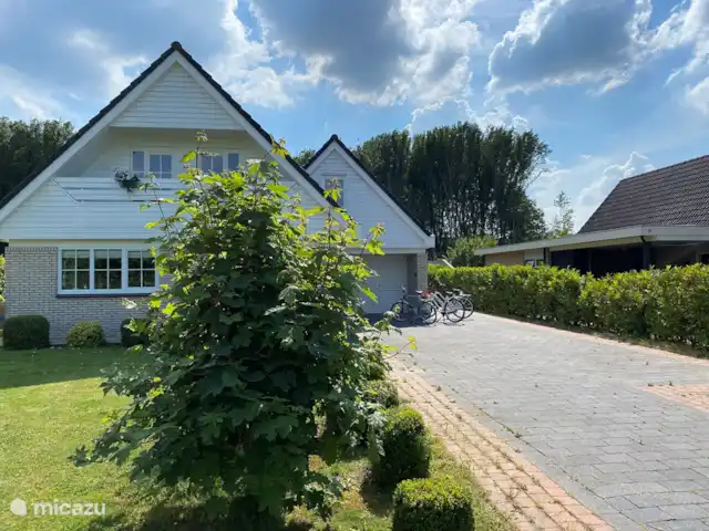 Location de Vacances Pays-Bas, Flevoland, Zeewolde, villa - The Dutch Green View Villa devant de la villa avec de nombreuses places de parking privées