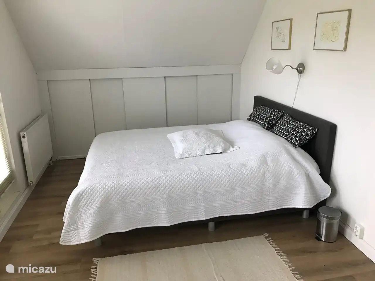 Das Kingsize-Boxspringbett in Schlafzimmer 1
