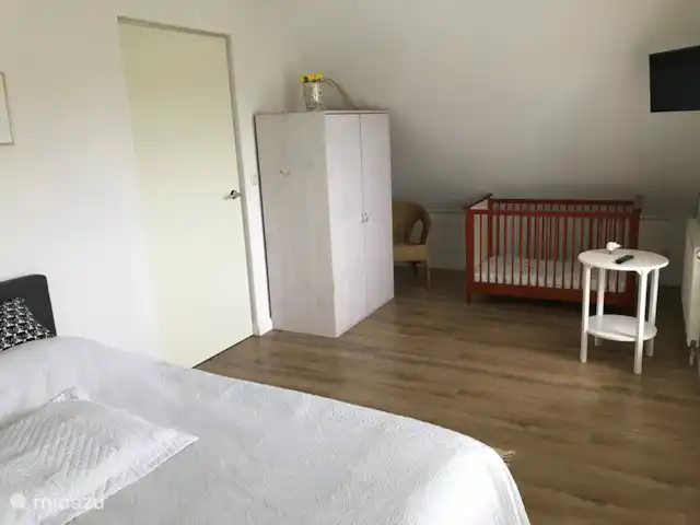 Location de Vacances Pays-Bas, Flevoland, Zeewolde, villa - The Dutch Green View Villa Chambre 1 avec lit bébé. Veuillez apporter votre propre literie pour le lit bébé. Nous pouvons fournir de la literie pour cela sur demande spéciale.