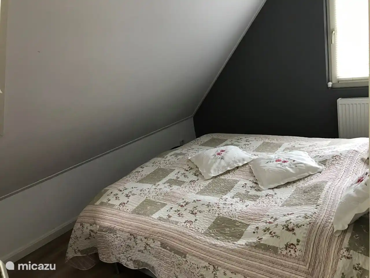 Schlafzimmer 2 verfügt außerdem über ein Kingsize-Boxspringbett