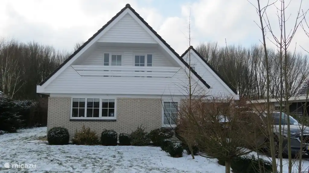 die Vorderseite unserer Villa im Winter