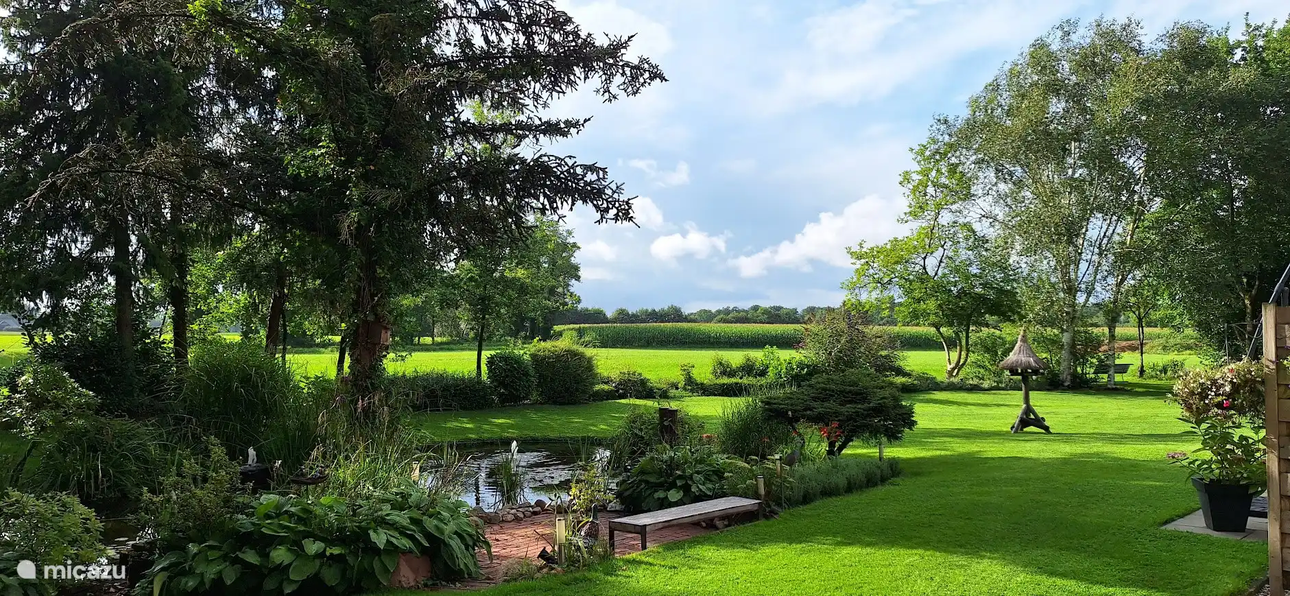 Jardin avec des étangs.