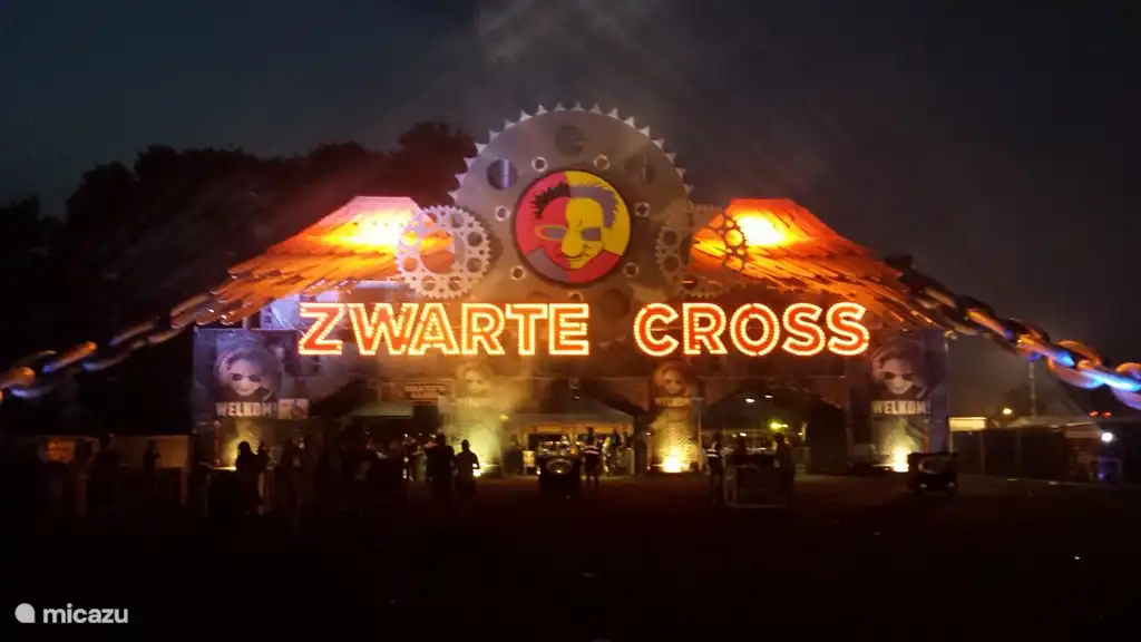 Notre logement est dans l'arrière-cour de la Croix Noire. Seulement 20 minutes en vélo.