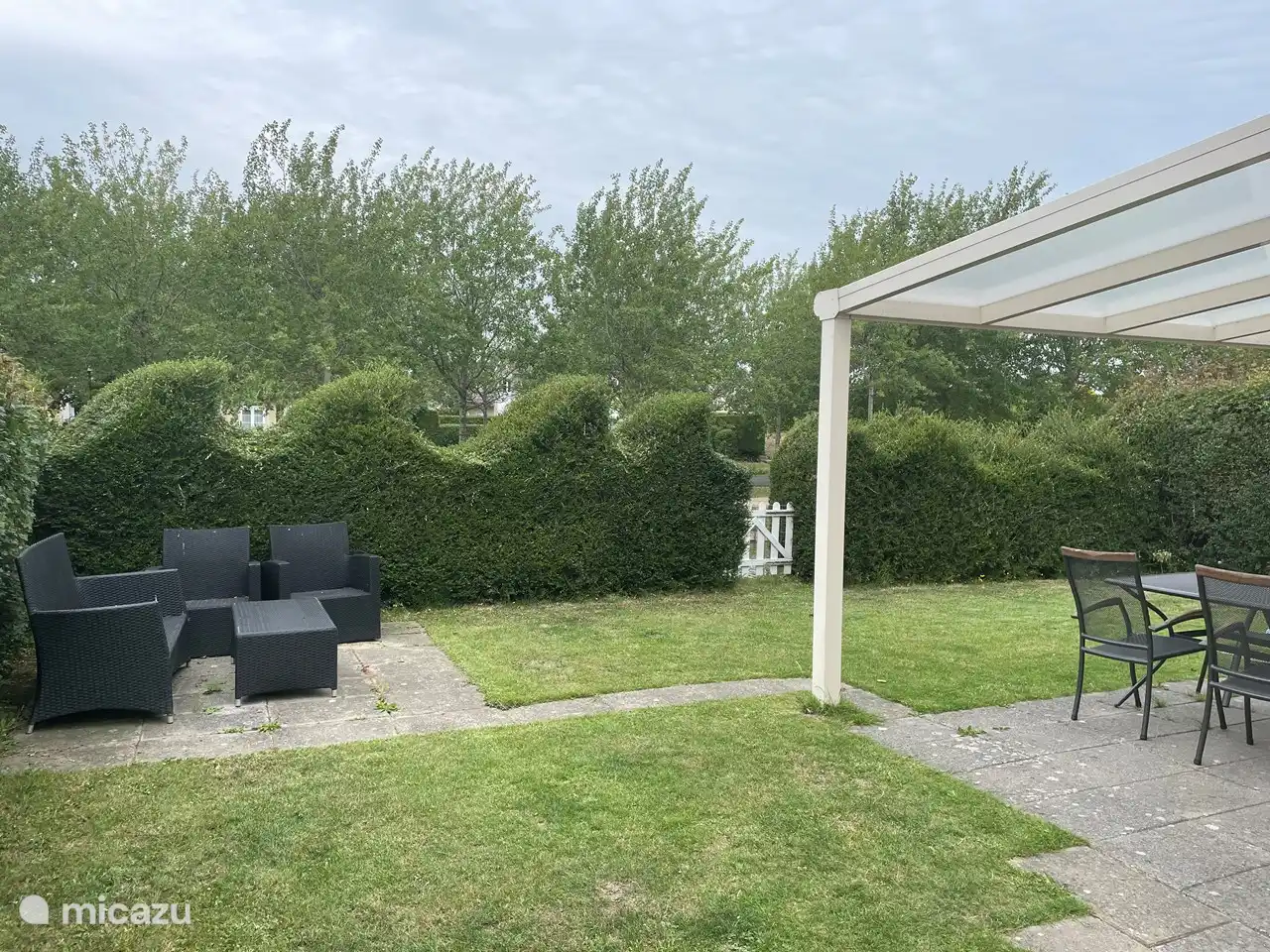 Garten mit Wellenhecke.