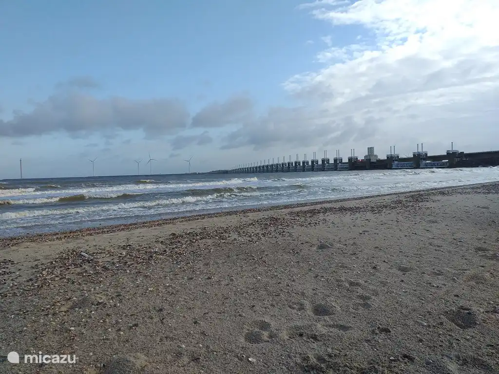 Blick vom Strand auf die Sturmflutwehr