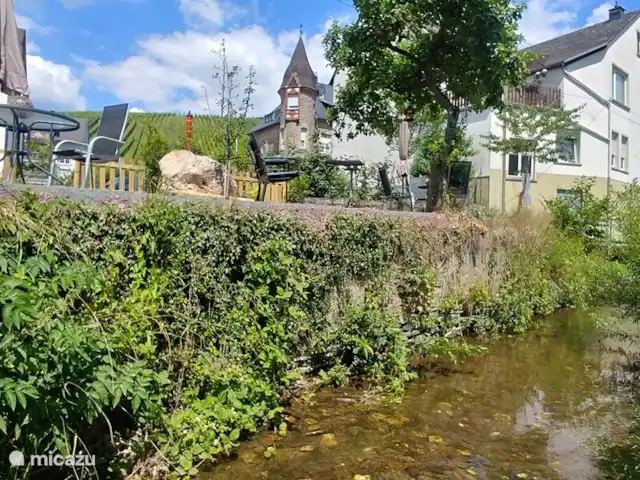 apartamento en Alemania, Mosela, Enkirch – Moselglück apartamento Steffensberg Terraza con asientos en el arroyo