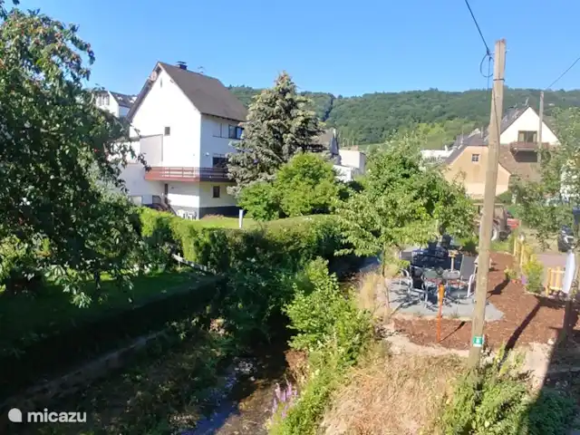 apartamento en Alemania, Mosela, Enkirch – Moselglück apartamento Steffensberg Vista jardín, terraza, estacionamiento y arroyo