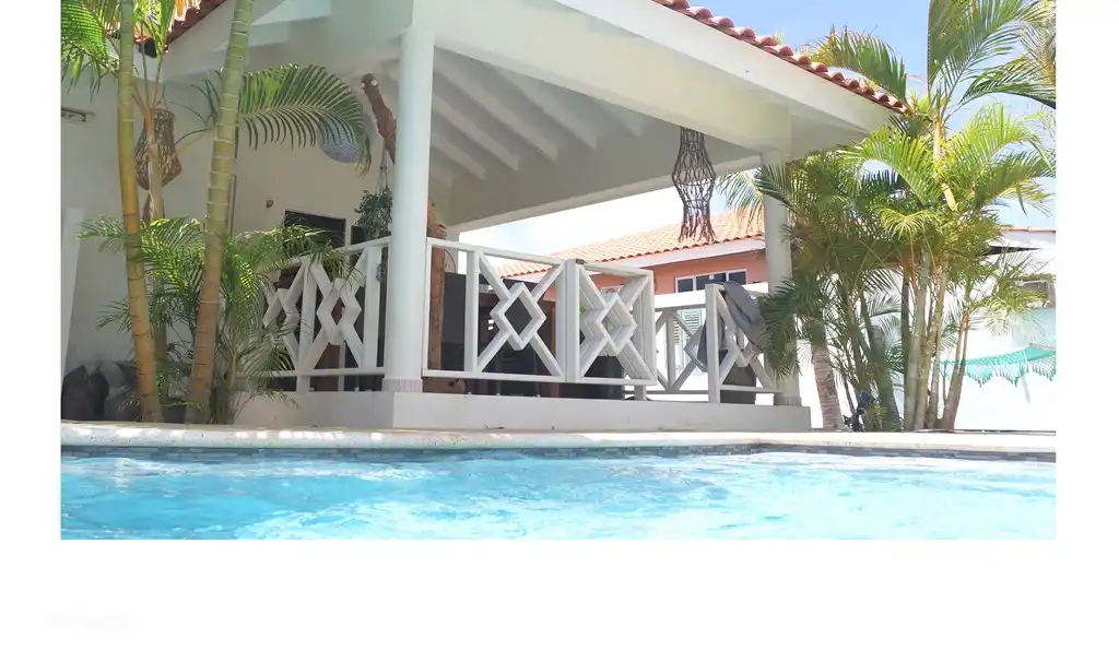 privater Pool und geräumige Veranda