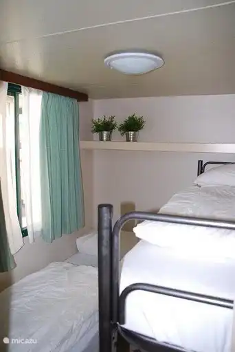 ein zweites Schlafzimmer mit Etagenbett und einfach