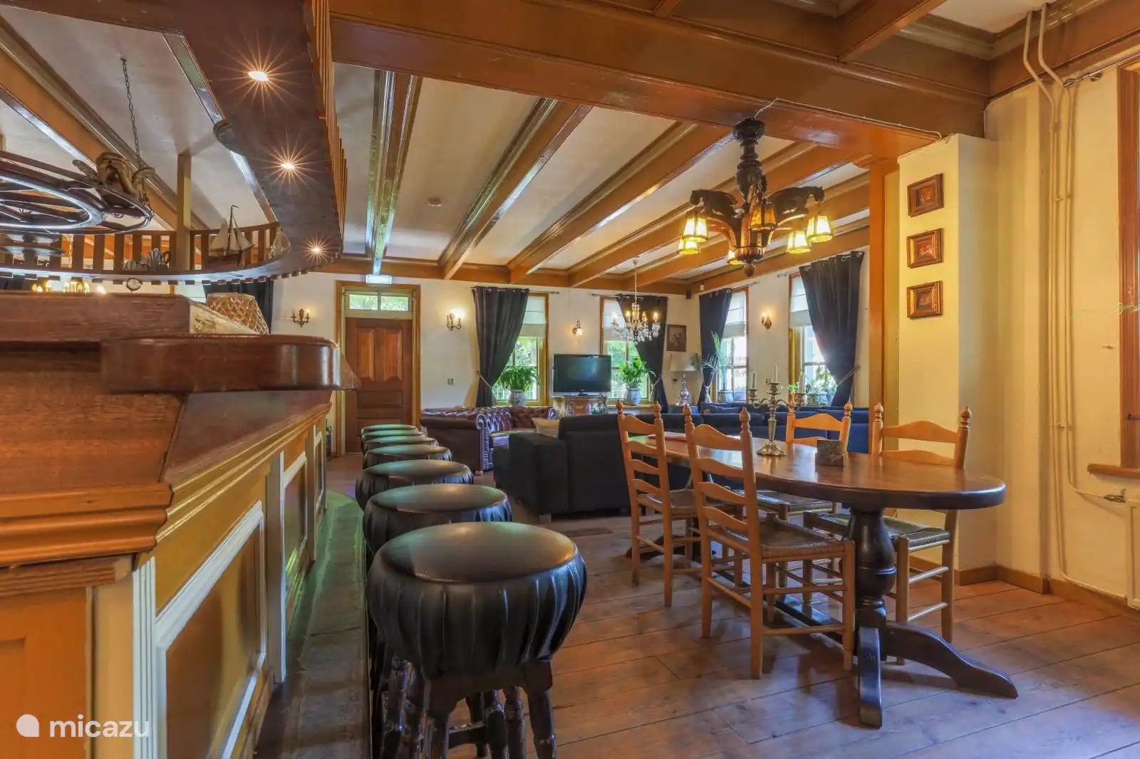 Taburetes de bar en la sala de estar del bar