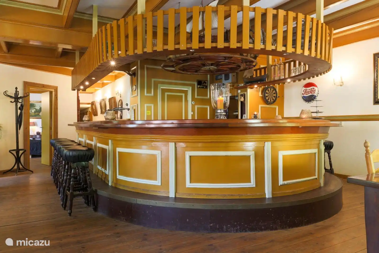 Sala de estar con barra de grifo