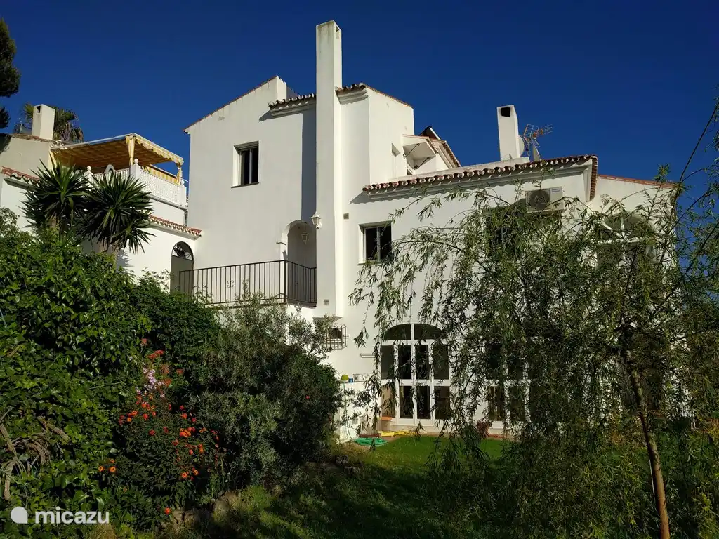 Das Haus vom großen Garten aus gesehen.