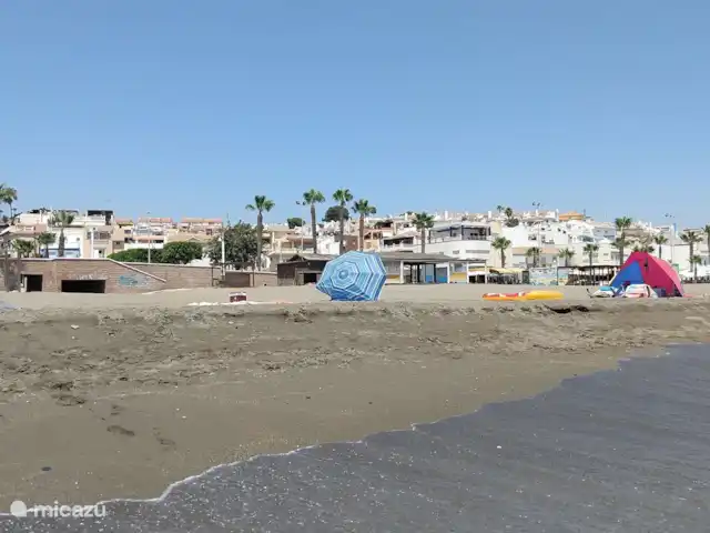Samarkanda huren in Spanje, Andalusië, Rincón de la Victoria - geschakelde woning Het dorp gezien vanaf het strand.