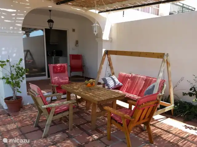 Samarkanda huren in Spanje, Andalusië, Rincón de la Victoria - geschakelde woning Wat schaduw in de tuin bij de keuken.