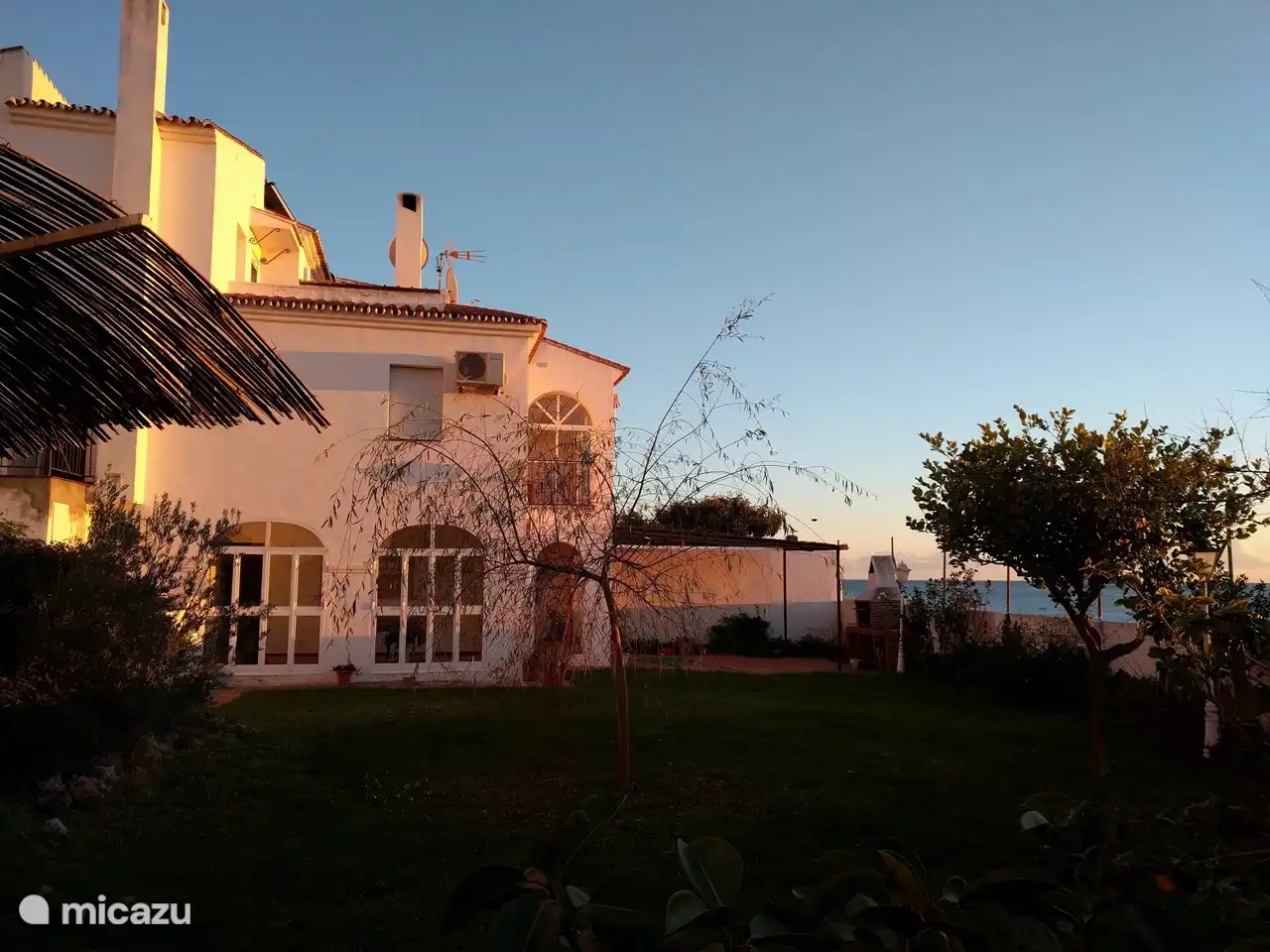 Abend im Garten, Blick auf das Haus.