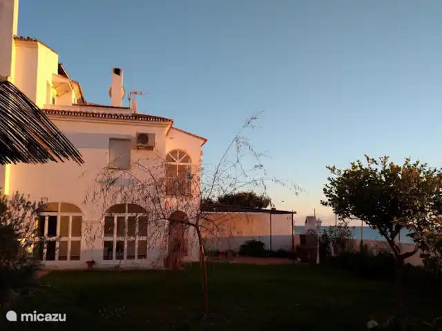Samarkanda huren in Spanje, Andalusië, Rincón de la Victoria - geschakelde woning Avond in de tuin, zicht op het huis.