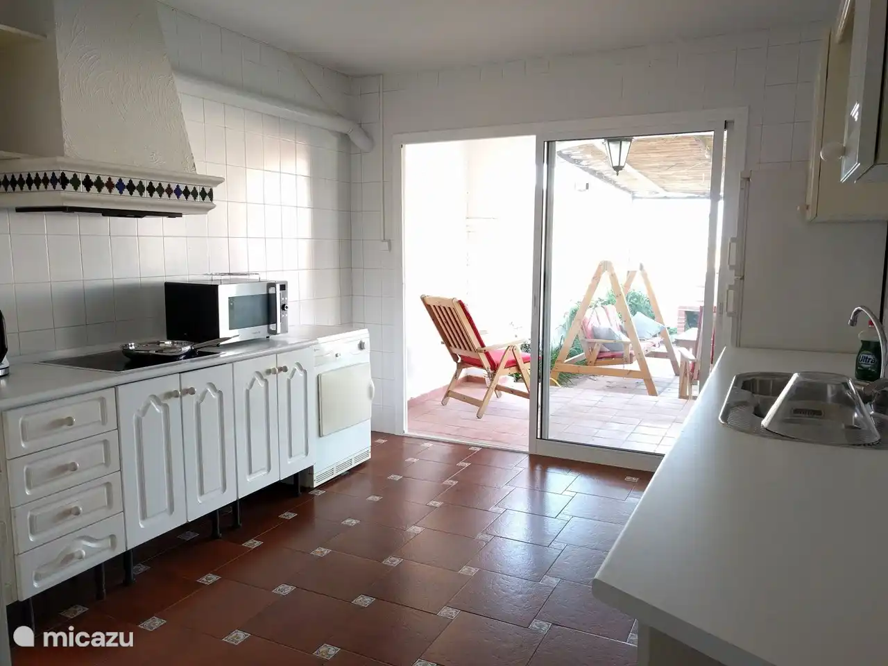 Die geräumige Küche öffnet sich zum Garten.