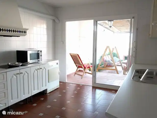 Samarkanda huren in Spanje, Andalusië, Rincón de la Victoria - geschakelde woning De ruime keuken komt uit op de tuin.